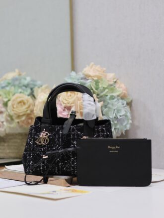 Dior ❤️ Toujours handbag [Coarse Black Cloth with Leather Small] This Dior Toujours handbag was released in the 2024 Spring and Summer Series launch show, with a unique casual and practical design. It is carefully crafted from black cowhide with thick black canvas. The spacious interior compartment is paired with a small bag to neatly store various daily necessities. There is also a CD Lock letter D knob closure, which can adjust both sides to enhance the style. The leather handle has adjustable details and can be easily carried. CD Lock and lace-up closure DIOR pendant Removable internal pouch Adjustable leather handle contains dust bag. Model: 1188 Size: 23x15x15cm