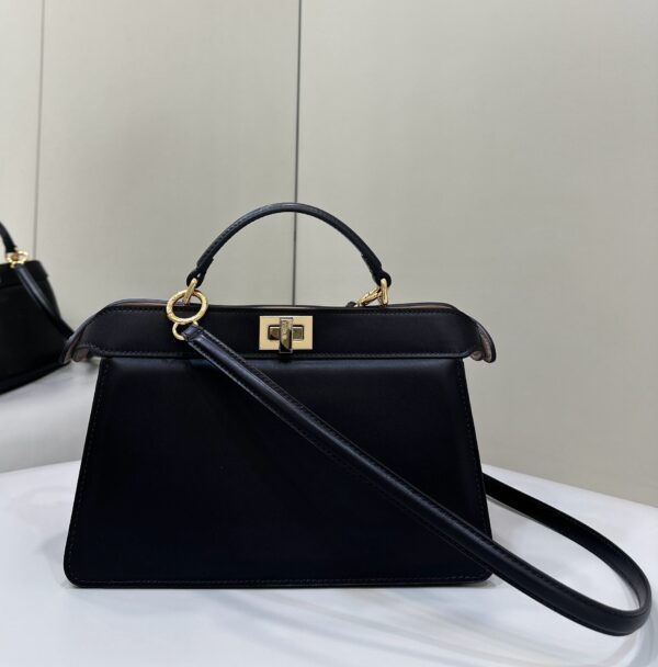 FENDI peekaboo ISEEU medium-sized handbag👜, continuing the trapezoidal outline and square twist lock design of the classic peekaboo handbag, pink leather lining, and accordion pleated structure on the sides. The bag is hard and stylish, full of power, with shoulder straps and shoulder shoulders. Model number 70193s gram size: 29x12x19