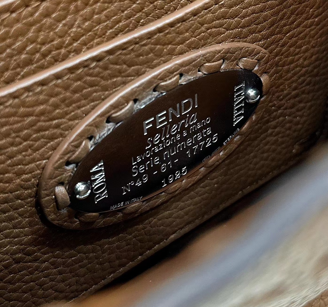 peekaboo new series I see you petite Latest size #Exclusive custom calf leather feels super delicate, exquisite handmade outer stitching, simple organ design is elegant, equipped with a very protective raincoat ~ the classic model has a very high rate of tableting ✔️ size: 20*11*15 cm Full set of packaging Model number 80133As - Image 7