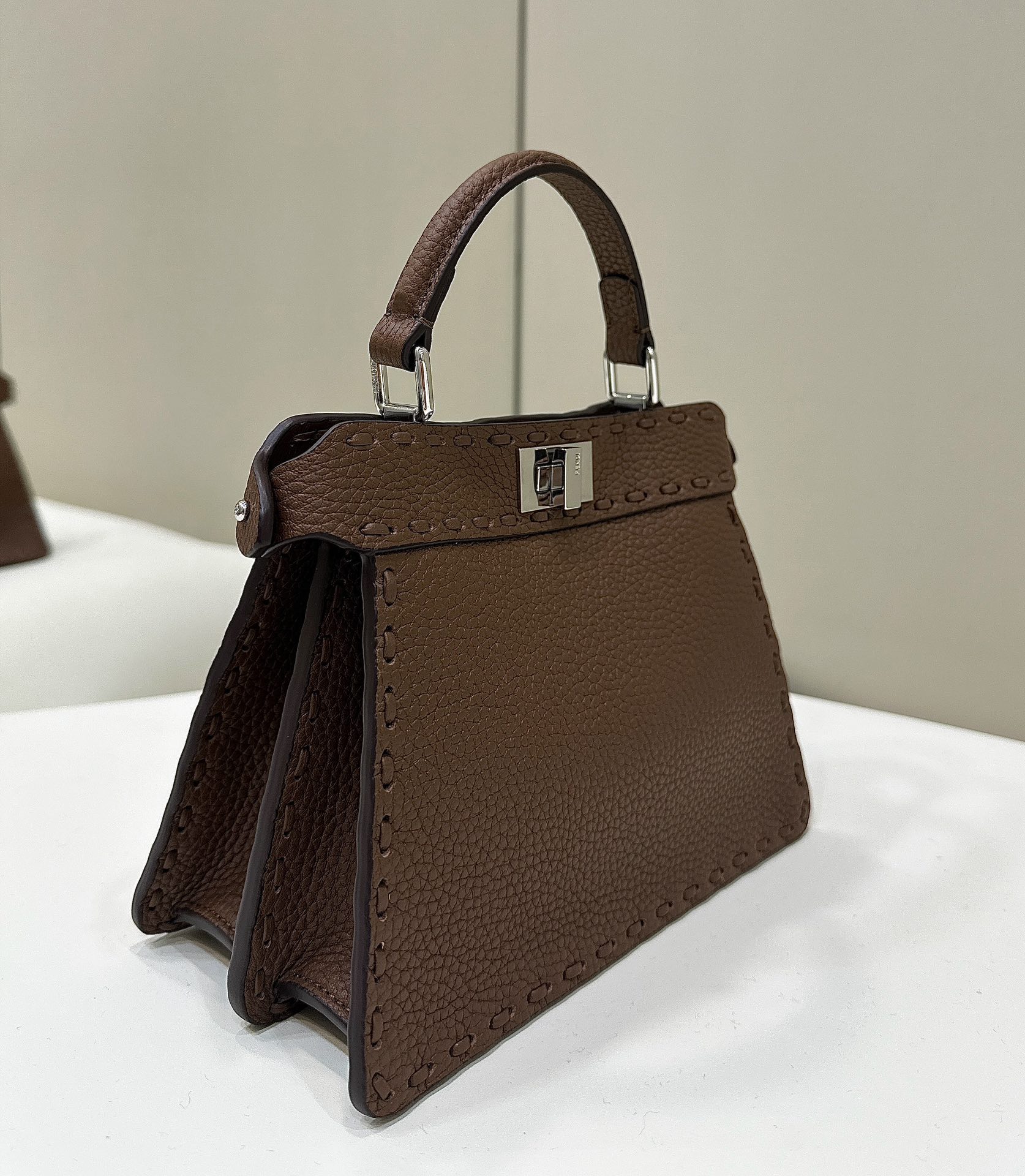 peekaboo new series I see you petite Latest size #Exclusive custom calf leather feels super delicate, exquisite handmade outer stitching, simple organ design is elegant, equipped with a very protective raincoat ~ the classic model has a very high rate of tableting ✔️ size: 20*11*15 cm Full set of packaging Model number 80133As - Image 2