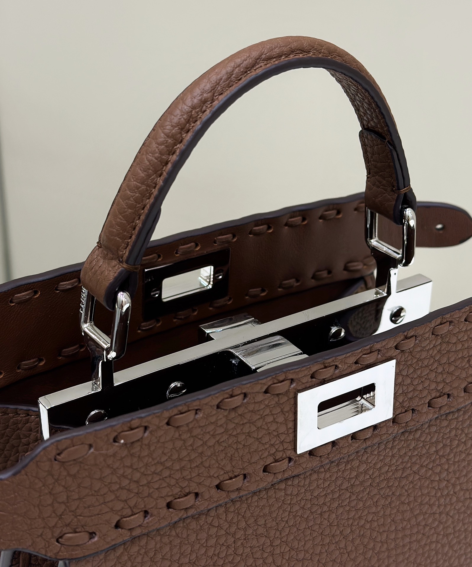 peekaboo new series I see you petite Latest size #Exclusive custom calf leather feels super delicate, exquisite handmade outer stitching, simple organ design is elegant, equipped with a very protective raincoat ~ the classic model has a very high rate of tableting ✔️ size: 20*11*15 cm Full set of packaging Model number 80133As - Image 5