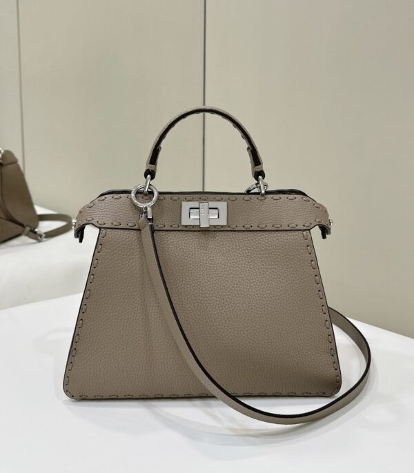 Latest 𝐏𝐄𝐄𝐊𝐀𝐁𝐎𝐎𝐎 Small handbag #Exclusive custom calfskin feels super delicate, exquisite handmade outer stitching, simple organ design is elegant, and the classic model is also extremely high in production rate ✔️ size: 27×11×20cm Full set Model number 80133AM
