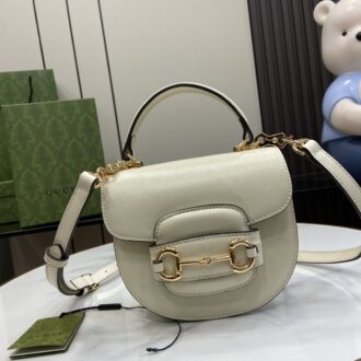 . 💖《Fitted with a full set of original green box packaging》💖【New Product】Gucci Horsebit 1955 series mini handbag. The Gucci Horsebit 1955 series is renovated to present a mini shoulder bag style, combining excellent versatile features and practical functions. This shoulder bag is made of classic beige and ebony GG Supreme canvas, paired with brown leather details, a flap closure and removable shoulder straps to make the entire design fuller. Beige and ebony GG Supreme canvas, brown leather piping, light gold tones, brown cotton linen lining, horse tie, interior: 2 main compartments; 1 card compartment, removable leather shoulder strap, spring clamp, weight: about 0.55 kg. Model: 781387. Size: 18 width✖️15 height✖️6.5cm deep. Color: Brown/pvc.