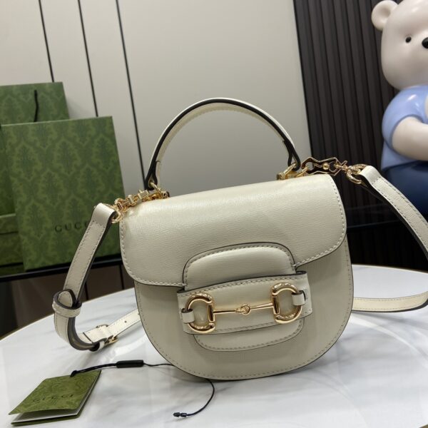 . 💖《Fitted with a full set of original green box packaging》💖【New Product】Gucci Horsebit 1955 series mini handbag. The Gucci Horsebit 1955 series is renovated to present a mini shoulder bag style, combining excellent versatile features and practical functions. This shoulder bag is made of classic beige and ebony GG Supreme canvas, paired with brown leather details, a flap closure and removable shoulder straps to make the entire design fuller. Beige and ebony GG Supreme canvas, brown leather piping, light gold tones, brown cotton linen lining, horse tie, interior: 2 main compartments; 1 card compartment, removable leather shoulder strap, spring clamp, weight: about 0.55 kg. Model: 781387. Size: 18 width✖️15 height✖️6.5cm deep. Color: Brown/pvc.