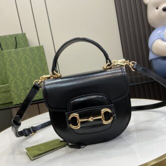 . 💖《Fitted with a full set of original green box packaging》💖【New Product】Gucci Horsebit 1955 series mini handbag. The Gucci Horsebit 1955 series is renovated to present a mini shoulder bag style, combining excellent versatile features and practical functions. This shoulder bag is crafted in white leather, with the flap closure and removable shoulder straps making the entire design fuller. White leather, light gold tones, brown cotton linen lining, horse tie, interior: 2 main compartments; 1 card compartment, removable leather shoulder strap, spring clamp, weight: about 0.55 kg. Model: 781387. Size: 18 (width) x 15 (height) x 6.5 cm (deep) Color: White/original leather. Maximum capacity: iPhone Plus, Airpods headphones, card holders and lipstick