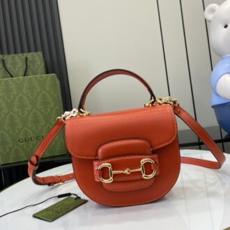 . 💖《Fitted with a full set of original green box packaging》💖【New Product】Gucci Horsebit 1955 series mini handbag. The Gucci Horsebit 1955 series is renovated to present a mini shoulder bag style, combining excellent versatile features and practical functions. This shoulder bag is crafted in orange leather, with the flap closure and removable shoulder straps making the entire design fuller. Orange leather, light gold tone accessories, brown cotton linen lining, horse tie, interior: 2 main compartments; 1 card compartment, removable leather shoulder strap, spring clamp, weight: about 0.55 kg. Model: 781387. Dimensions: 18 (width) x 15 (height) x 6.5 cm (deep) Color: Orange/original leather. Maximum capacity: iPhone Plus, Airpods headphones, card holders and lipstick