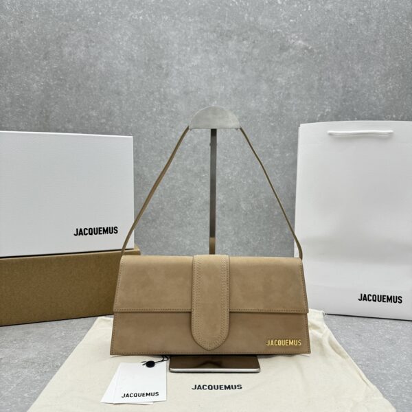｛Frosted Apricot｝Out Jacquemu* New single-room underarm bag▫️ Popular items are coming to spicy~ The cute little one is really too pleasing La New bag with a design sense also added suede material, which is more in line with the texture of autumn and winter, and can be turned into a handbag in seconds. Impeccable mini versatile small bag~ Instantly capture the most fashionable women in the world! (I want to use this one in all colors ˃̶͈̀௰˂̶͈́ ✧) Every treasure fairy must have one! Model number 2036 Size: Length 28x height 13.5x width 6cm
