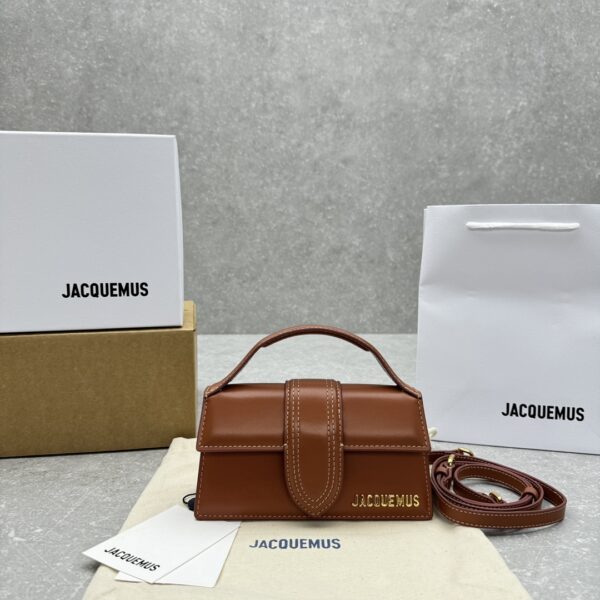 ｛Little full-skin brown｝Out Jacquemu* bamnino New crossbody bag▫️ A new bag with a super design feel. Remove the shoulder strap and turn it into a handbag. The impeccable mini versatile small bag~ and the eye-catching golden LOGO on the bag instantly capture the most fashionable women in the world. Every treasure fairy must own one! Model number 2056 Size: : Small 18x6x7cm
