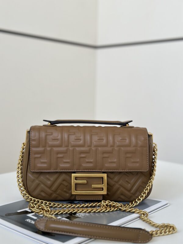 Classic relief𝐛𝐚𝐠𝐮𝐞𝐭𝐭𝐞, soft sheepskin feel, including bag-shaped texture, and it is integrated with non-removable sliding chain shoulder straps~~ Size: 24×7×13cm Model number 8533 brown