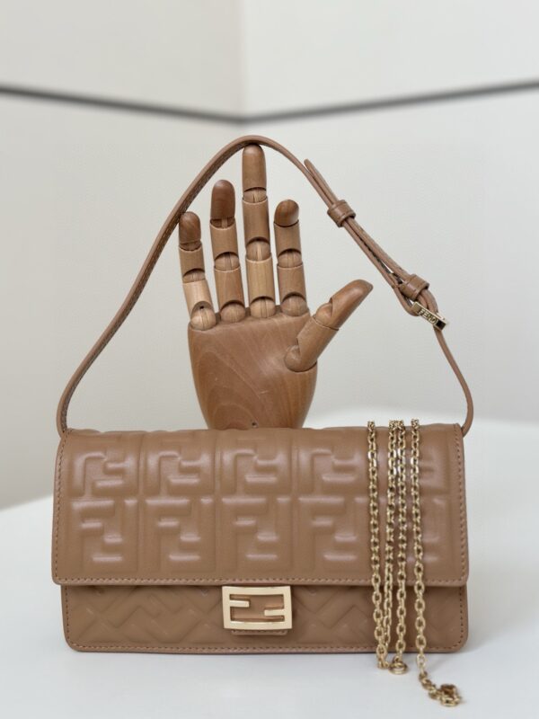 FENDI Baguette chain wallet~Super soft sheepskin texture and concave three-dimensional double Flogo~😍Equipped with an adjustable leather shoulder strap and a chain, the appearance is small and exquisite and super versatile, and it is more handy to use. It has a variety of backing methods, and can easily control various styles~f model number 8638A Size 21/5/11.5cm