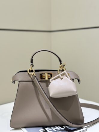〰️𝐏𝐄𝐄𝐊𝐀𝐁𝐎𝐎 𝐈 𝐒𝐄𝐄𝐄 𝐔 Small handbag, the latest accordion pleat shape, the full leather feels delicate and hard, the details are exquisite and in place, the partitions on both sides can be opened, the capacity is full and stylish, the high appearance and practicality are fully taken into consideration, while the whole bag is 𝐋𝐨𝐨𝐤 looks more textured! ! size27×11×20cm full set of packaging model number 80011A gray