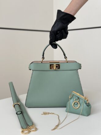 𝐏𝐄𝐄𝐊𝐀𝐁𝐎𝐎 𝐈 𝐒𝐄𝐄𝐄 𝐔 Small handbag, the latest accordion pleat shape, the full leather feels delicate and hard, the details are exquisite and in place, the partitions on both sides can be opened, the capacity is full and stylish, and the high appearance and practicality are fully taken into consideration while making the whole bag more textured! ! size27×11×20cm full set of packaging model number 80011A green