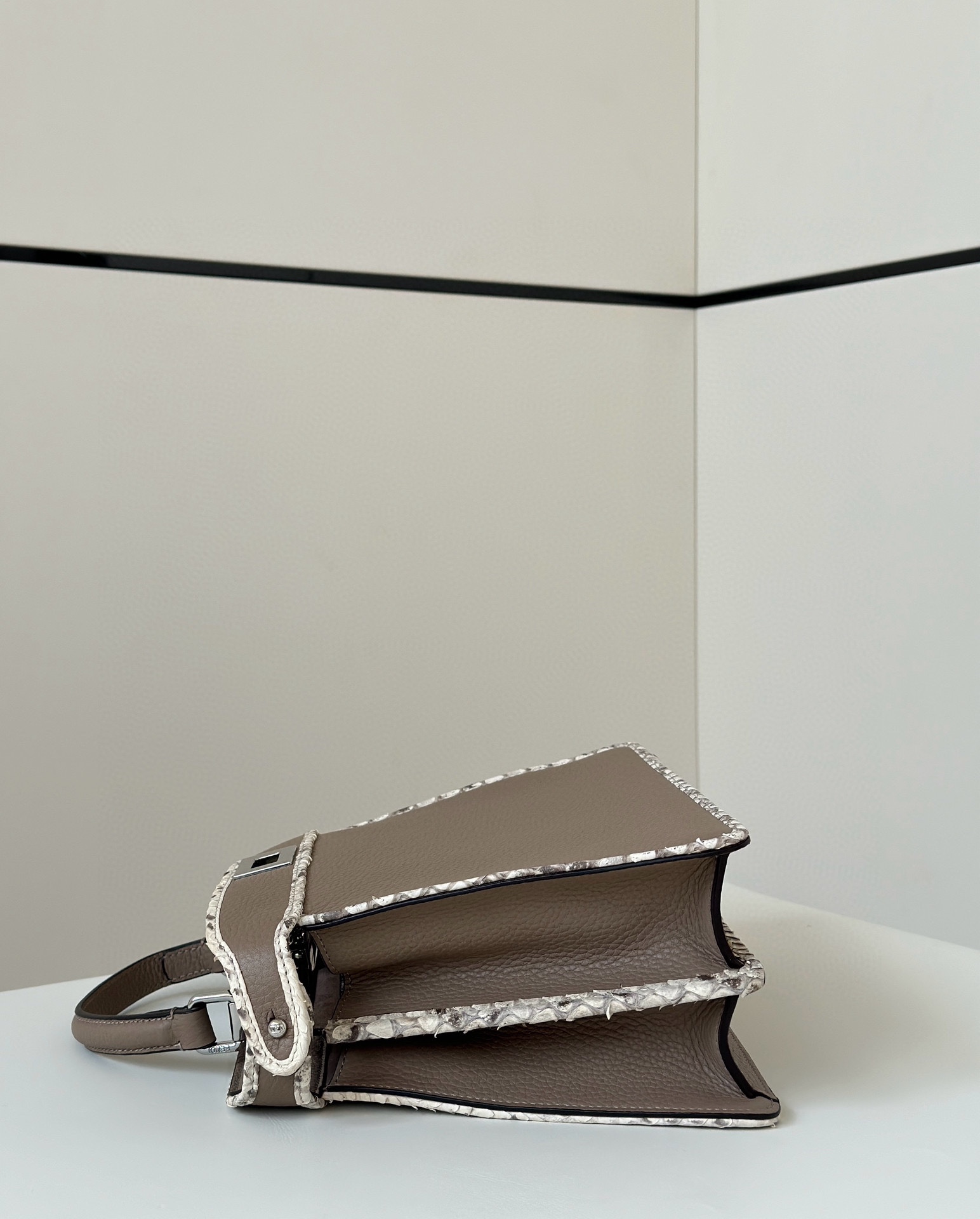 The latest ππππππππ Small handbag #Exclusive custom calfskin feels super delicate, the exquisite snake skin wraps highlight the considerable aspects of the bag, the simple organ design is elegant in personality, and the classic model is also extremely high in production βοΈsize: 27Γ11Γ20cm Model number 80019s Pigeon Gray - Image 2