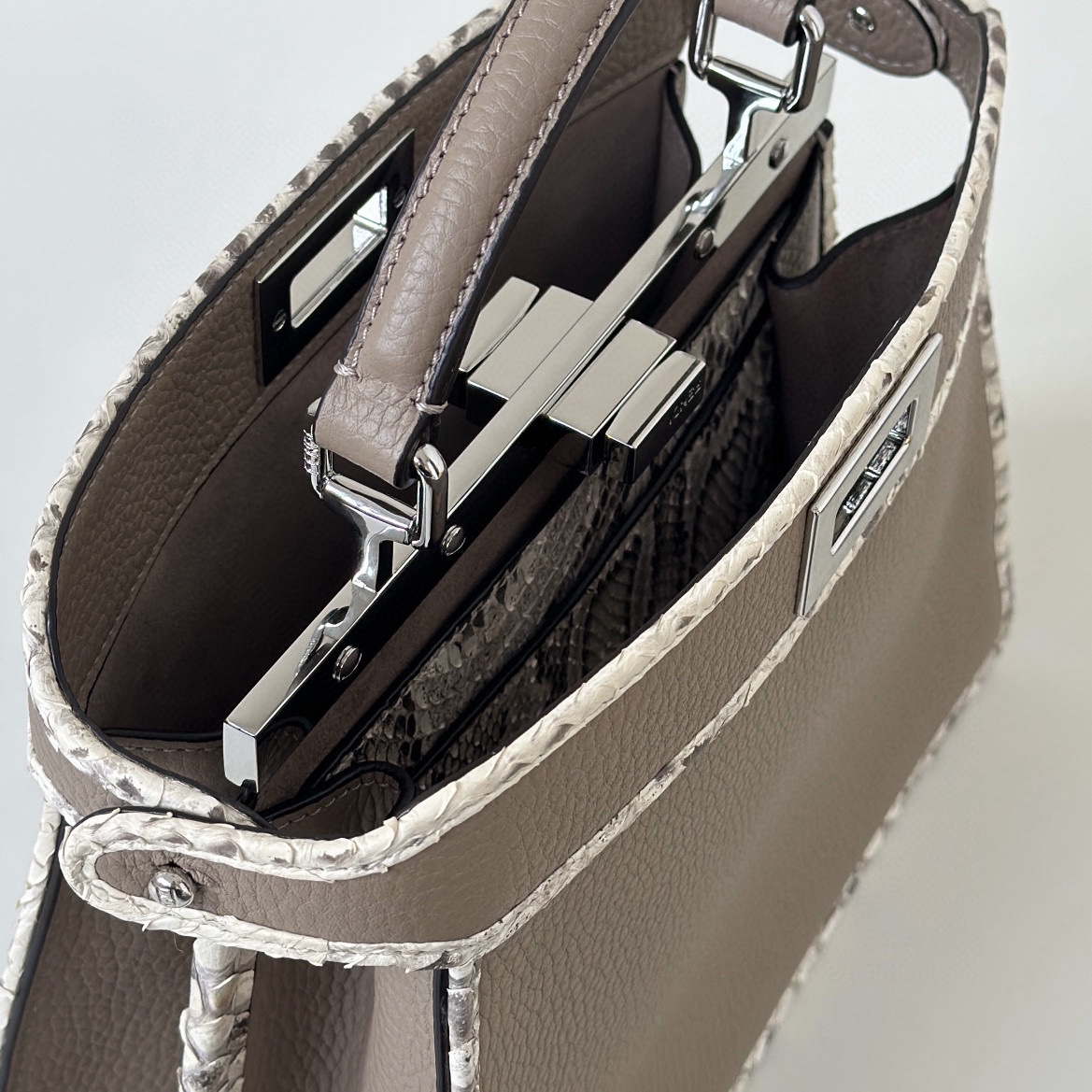 The latest ππππππππ Small handbag #Exclusive custom calfskin feels super delicate, the exquisite snake skin wraps highlight the considerable aspects of the bag, the simple organ design is elegant in personality, and the classic model is also extremely high in production βοΈsize: 27Γ11Γ20cm Model number 80019s Pigeon Gray - Image 5