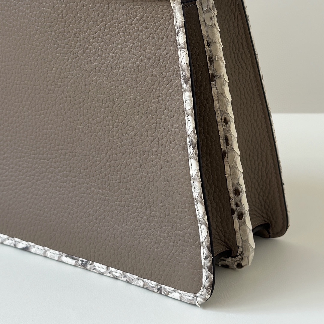 The latest ππππππππ Small handbag #Exclusive custom calfskin feels super delicate, the exquisite snake skin wraps highlight the considerable aspects of the bag, the simple organ design is elegant in personality, and the classic model is also extremely high in production βοΈsize: 27Γ11Γ20cm Model number 80019s Pigeon Gray - Image 7