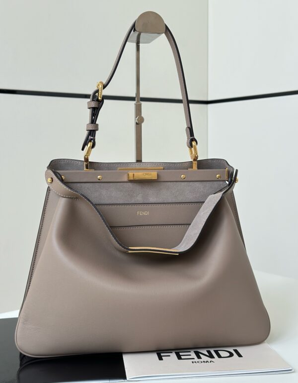 🔥The latest iconic 𝐏𝐄𝐄𝐊𝐀𝐁𝐎𝐎𝐎 Medium size handbag, calfskin material is delicate and soft, with exquisite details, and the partitions on both sides can be opened. It has a full capacity and is stylish. It has suede lining inside, the shoulder straps are adjustable, and can be carried on the shoulders, with a very high matching rate ☑️ size33×10×25.5cm Model number 80172