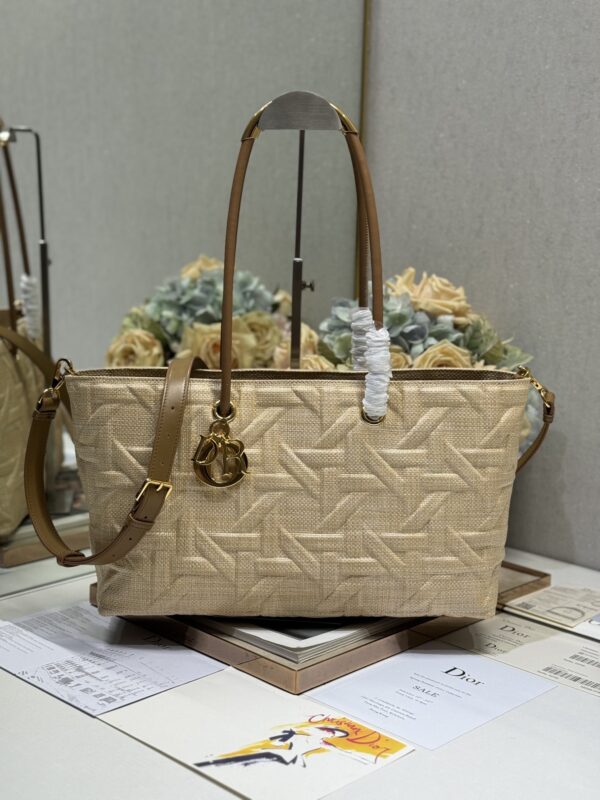 Dior💯Toujours Small Handbag [Raffie Grape Grid] This Dior Toujours handbag was released in the 2023 Spring and Summer Series. It has a unique design. It highlights modern charm. It has a spacious interior compartment and neatly stores various daily necessities. The rigid top handle is paired with retro metal decoration to enhance the style and can be easily carried. Matched with 🉑Adjust leather shoulder straps Model: 1166 Size: 37 X22 X12cm