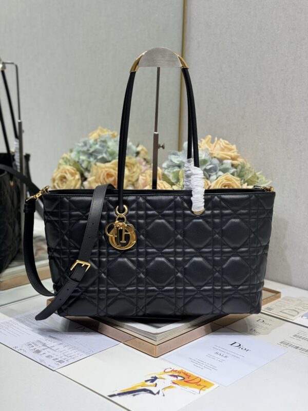 Dior💯Toujours Small Handbag [Black] This Dior Toujours handbag was released in the 2023 Spring and Summer Series. It has a unique design. It is carefully crafted from black cowhide leather, decorated with oversized rattan plaid lines, and a spacious internal compartment to neatly store various daily necessities. The stiff top handle is paired with retro metal decoration to enhance the style and can be easily carried. Matched with 🉑Adjust leather shoulder straps Model: 1166 Size: 37 X22 X12cm