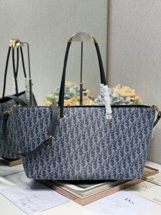 Dior💯Toujours Large Handbag [D cloth denim] This Dior Toujours handbag was released in the 2023 Spring and Summer Series launch show, with a unique casual and practical design. It is carefully crafted in blue Denim Dior Oblique jacquard fabric, reinventing the Dior classic pattern with irregular stone washing effect, highlighting the modern charm, spacious interior compartment, neatly storing various daily necessities, the stiff top handle is paired with retro metal decoration, which enhances the style and can be easily carried. Matched with 🉑Adjust leather shoulder strap Model: 1166 Size: 41 X25.5 X15 cm