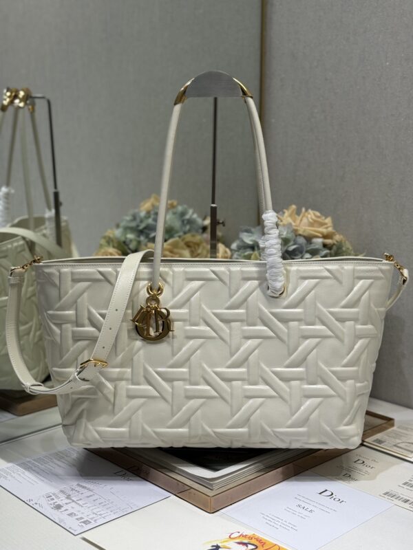 Dior💯Toujours Large Handbag [White Diamond Pressed] This Dior Toujours handbag was released in the 2023 Spring and Summer Series. It has a unique casual and practical design. It is carefully crafted from white cowhide leather and decorated with Graphic rattan check pattern. It is a new interpretation of Dior's classic patterns in a fashionable version with 3D effects. Showing modern charm, spacious interior compartment, neatly store all kinds of daily necessities, the rigid top handle is paired with retro metal decoration, enhances the style and can be easily carried. Matched with 🉑Adjust leather shoulder strap Model: 1166 Size: 41 X25.5 X15 cm