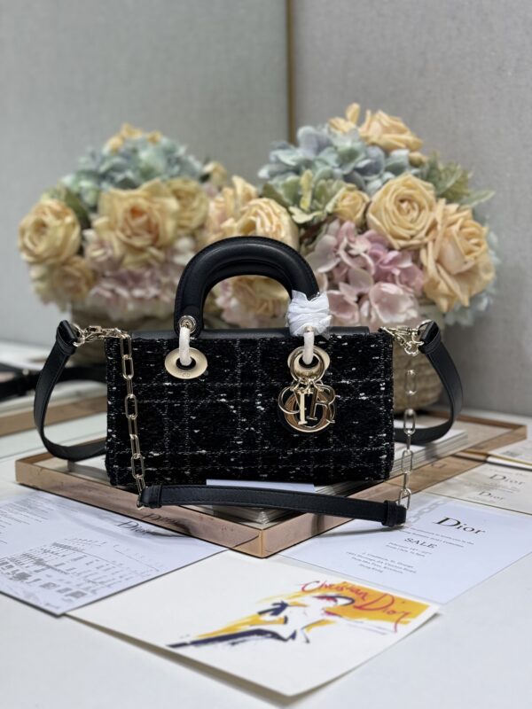 [Horizontal version of Princess Dianabata]♣️Coarse black cloth with leather trumpet💯 The brand new Lady D−Joy bag, many people should be attracted by this narrow version of Princess Dianabata. The rhythm of the big hit 🔥, the bag comes with two shoulder straps, one long and one short, and a variety of ways to carry it🙋🏻‍♀️, it can be cross-body and underarms, the upper body is beautiful and cool, the classic diamond design🥅, black cowhide leather and thick black canvas are carefully crafted, elegant and fashionable🌿 size: 22.5×6×11.5cm Model: 0910/0540