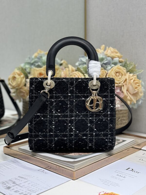【Lady Dio.r】♣️Coarse black cloth with leather♣️ /Five-plaid Princess adjustable shoulder straps/This handbag concentrates on Dio.r's profound insight into elegance and beauty. Elaborately crafted with black cowhide with thick black canvas, the elegant and classic design lasts for quilting details with the iconic rattan plaid stitch. Decorated with a light gold Dior hardware pendant, with a velvet inside, with adjustable shoulder straps, internal zippered pockets, can be carried, shoulder or crossbody Size: 24×20×11 cm Model: 0565