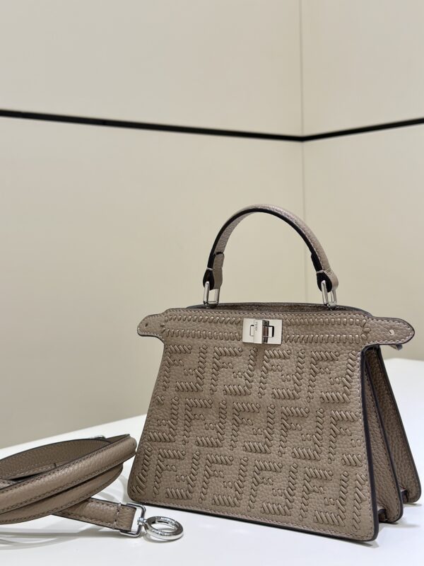 peekaboo new series I see you petite Latest size # Exclusive custom calfskin feels super delicate, one side is hand-woven classic double F logo✨Other side is a simple and elegant bag, one bag and two styles, the simple organ design is elegant, practical and versatile 💓, 🉑side-sided 🉑Hand-length back🉑Hand-portable ~ size: 20*11*15 cm Full set of packaging Model number 8671AS gray