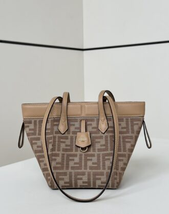 FENDI new folding bag Origami 🧡 Classic presbyterian material with FF words, inspired by origami art, can be changed at will, the hidden magnetic buckle ensures the safety of the items and is more beautiful. Opening is a tote style, folding it is a bucket bag, combining creativity and practical beauty~ Model number 8626Cs apricot Size 15/15/19cm