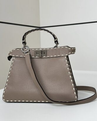 The latest 𝐏𝐄𝐄𝐊𝐀𝐁𝐎𝐎 Small handbag #Exclusive custom calfskin feels super delicate, exquisite handmade outer stitching, simple organ design is elegant, and the classic model has a very high tablet rate ✔️size: 27×11×20cm Model number 80013 gray