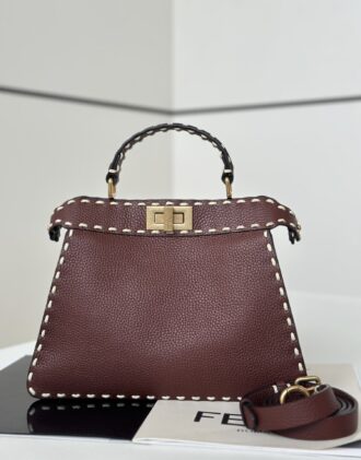 The latest 𝐏𝐄𝐄𝐊𝐀𝐁𝐎𝐎 Small handbag #Exclusive custom calfskin feels super delicate, exquisite handmade outer stitching, simple organ design is elegant, and the classic model has a very high tablet rate ✔️size: 27×11×20cm Model number 80013 brown