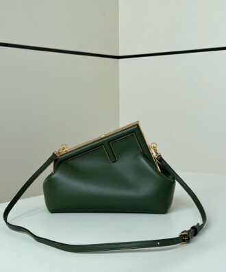 fendi❤️First series uses F as the letter as the design highlight and adopts an oblique frame outline. The appearance design is also unique and innovative. It is asymmetrical bag, fashionable and neat. It can not only be used as a handbag, but also a removable shoulder strap design can also be used as a shoulder bag. It is more perfect when holding, multifunctional, soft leather, and has a great feel. Many celebrities recommend one, worth having. Size 26×9.5×18cm Model number 80018m Green