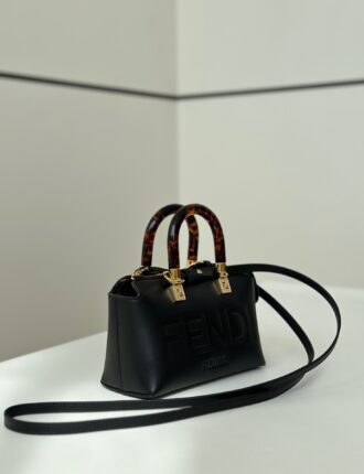 By The Way Boston mini handbag, made of calfskin, great feel. It also has FENDI ROMA printed with hard and plexiglass handles, open and close zipper, and the internal pocket has a large capacity~ Model number 8570 black Size 17x8x12cm