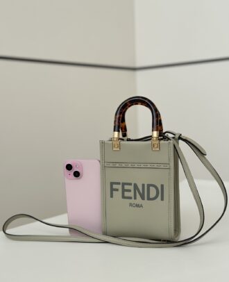 The popular small bags that live up to expectations are shipped~ All cowhides with amber handles, high-value and good-fitting# size 13×6×18cm Model number: 8376 light green