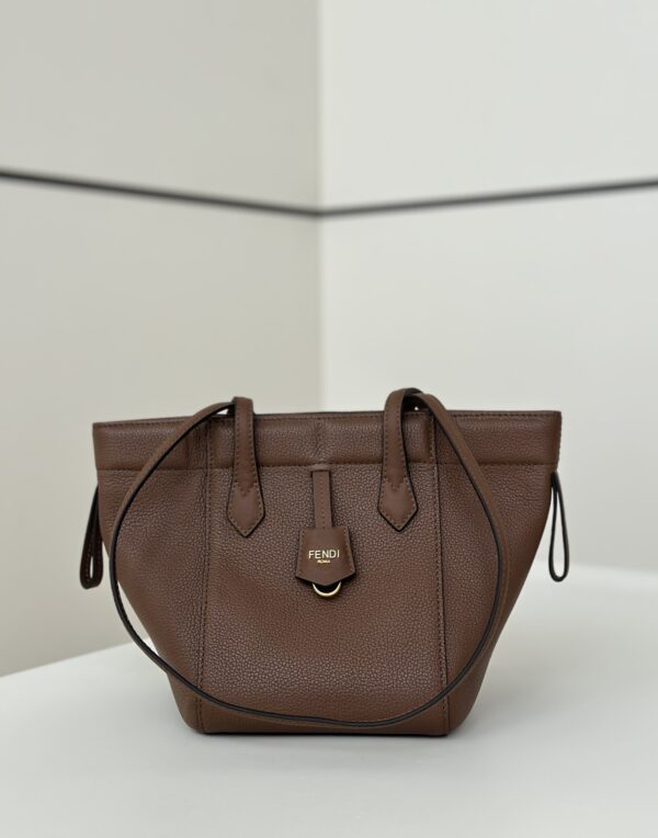 FENDI's new folding bag Origami, full grain cowhide material, inspired by origami art, can be changed at will, the hidden magnetic buckle ensures the safety of the items and is more beautiful. Opening is a tote style, folding it into a bucket bag, combining creativity and practical beauty. Model number 8626Bs brown Size 15/15/19cm