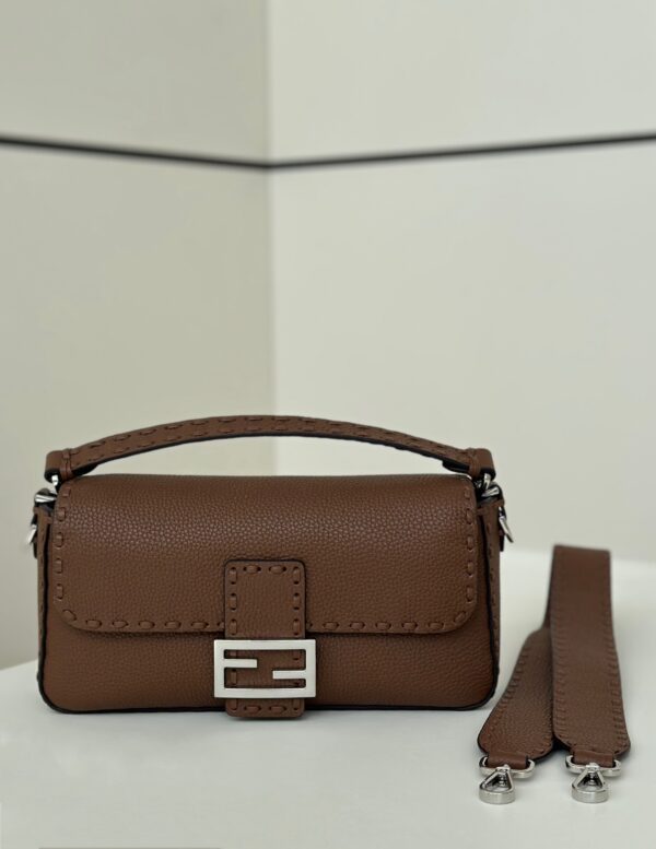 A new member of the hand-sewn baguette family💓💓 Hand-sewn imported cowhide, top-grade all-steel retro hardware with exclusive craftsmanship is comparable to the original version🤙🤙 feels super good, and the inner is also very fitting! ~ size:28x6.5x15cm Model number: 8610
