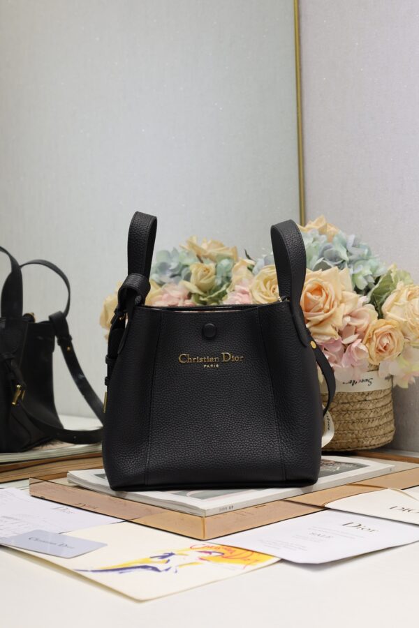 #Small Signature Bucket Bag Handbag "Black" This Signature Bucket Bag is a new product in the spring and summer 2025 ready-to-wear series, highlighting the soft silhouette and versatile design. Elaborately crafted in black cowhide with tonal lychee cowhide details and the front is decorated with the retro gold finishing metal Christian Dior Paris logo. The spacious compartment is paired with snaps and strap closures to safely store various daily necessities, and the insert bags are more refined. Small style with top leather handles and adjustable, removable shoulder straps for easy carrying, shoulder or crossbody. Cowhide metal snaps and leather straps on top leather handle Adjustable, removable leather strap internal insert bag Model: 2366 Size: 21×19×11 cm (Length x H x W) Can hold 1 mobile phone, 1 wallet, 2 card clips, sunglasses and lip balm