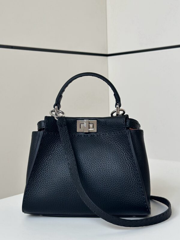 Classic peekaboo hand-stitched lychee pattern high-end style ~ the upper body is elegant and versatile, and it is not limited to age and can be carried casually. Size: 23cm Model number: 2590F