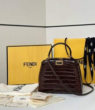 The simple and atmospheric Peekaboo, the exquisite embossed crocodile pattern material, and the original double-opening and closing "peeping and seek" design all injected a classic beyond time into this bag. Even if the bag does not have a clear logo, it can be recognized at a glance and is full of surprises! It is more advanced in overall matching with all-steel metal fasteners. It is equipped with long shoulder straps and is easy to use. The inner capacity is also very sufficient. Size 23/13/17cm. Model number: 66807