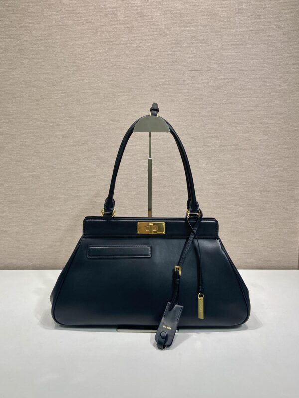 P home new calfskin 1BG569✨✨ This handbag is unveiled in a modern geometric shape, using imported calfskin, with a clever Oversize design to play with the illusion. There are 2 pockets in front and back of the bag, cleverly replicating the fine node embellishments, just like the lock buckle in the archive design, showing the brand's exquisite craftsmanship and large capacity and space. Size: 38 x 21 x 8