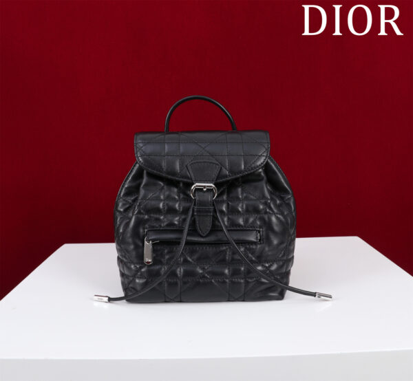 Model: D00700656S# Full leather Large size 23*26.7*12.5cm Small size 19.5*18.5*8.5cm Dior💯The latest backpack, cute styling✩☄︎ Classic fabric, paired with a drawstring design, both retro and fashionable, and the capacity is also quite good. It can store various small daily necessities, and it is super light for self-use✧ Top handle and adjustable shoulder straps Look good for both adults and children❣️ It can store 1 wallet, 1 mobile phone, 2 card clips, sunglasses and lipstick