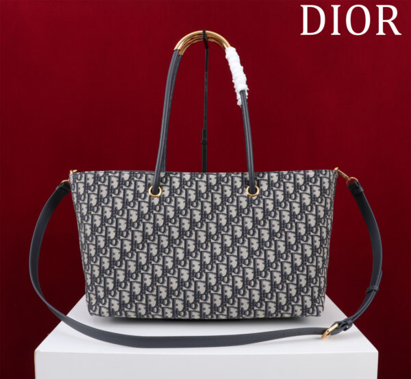 Model: 116686S# Large-sized presbyterian cloth Size: 41X25.5X15cm 💯This Dior Toujours handbag was released in the 2023 Spring and Summer Series launch show, with a unique casual and practical design. It is carefully crafted from white cowhide leather and decorated with Graphic rattan plaid pattern. It is a fashionable version of 3D effects to interpret Dior's classic patterns. Showing modern charm, spacious interior compartment, neatly store all kinds of daily necessities, the rigid top handle is paired with retro metal decoration, enhances the style and can be easily carried. Matched with 🉑adjust leather shoulder straps