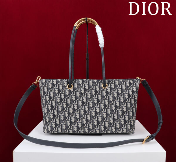 Model: 116636S# small old-fashioned cloth Size: 37X22X12cm 💯This Dior Toujours handbag was released in the 2023 Spring and Summer Series launch show, with a unique casual and practical design. It is carefully crafted from white cowhide leather and decorated with Graphic rattan plaid pattern. It is a fashionable version of 3D effects to interpret Dior's classic patterns. Showing modern charm, spacious interior compartment, neatly store all kinds of daily necessities, the rigid top handle is paired with retro metal decoration, enhances the style and can be easily carried. Matched with 🉑adjust leather shoulder straps