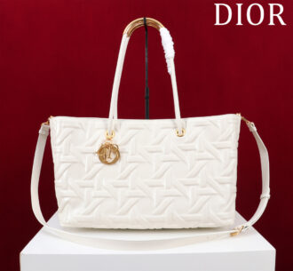 Model: 116687S# Large-sized full leather Size: 41X25.5X15cm 💯This Dior Toujours handbag was released in the 2023 Spring and Summer Series launch show, with a unique casual and practical design. It is carefully crafted from white cowhide leather and decorated with Graphic rattan plaid pattern. It is a fashionable version of 3D effects to interpret Dior's classic patterns. Showing modern charm, spacious interior compartment, neatly store all kinds of daily necessities, the rigid top handle is paired with retro metal decoration, enhances the style and can be easily carried. Matched with 🉑adjust leather shoulder straps