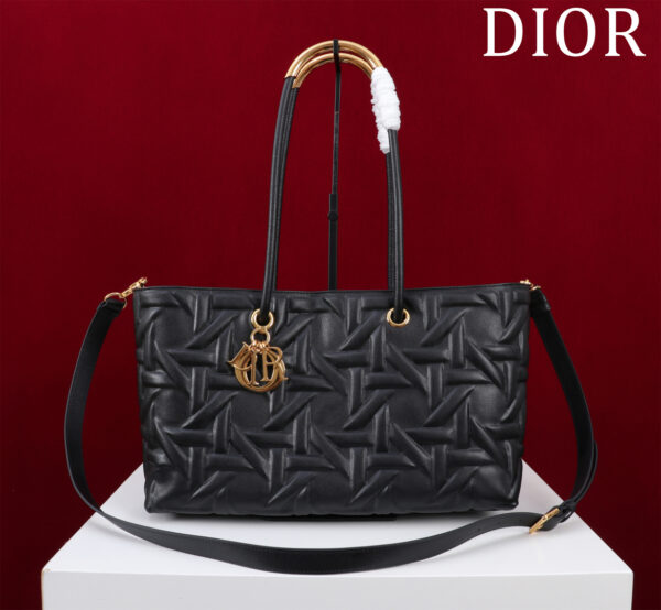 Model: 11663S# Small Full Leather Size: 37X22X12cm 💯This Dior Toujours handbag was released in the 2023 Spring and Summer Series launch show, with a unique casual and practical design. It is carefully crafted from white cowhide leather and decorated with Graphic rattan plaid pattern. It is a fashionable version of 3D effects to interpret Dior's classic patterns. Showing modern charm, spacious interior compartment, neatly store all kinds of daily necessities, the rigid top handle is paired with retro metal decoration, enhances the style and can be easily carried. Matched with 🉑adjust leather shoulder straps