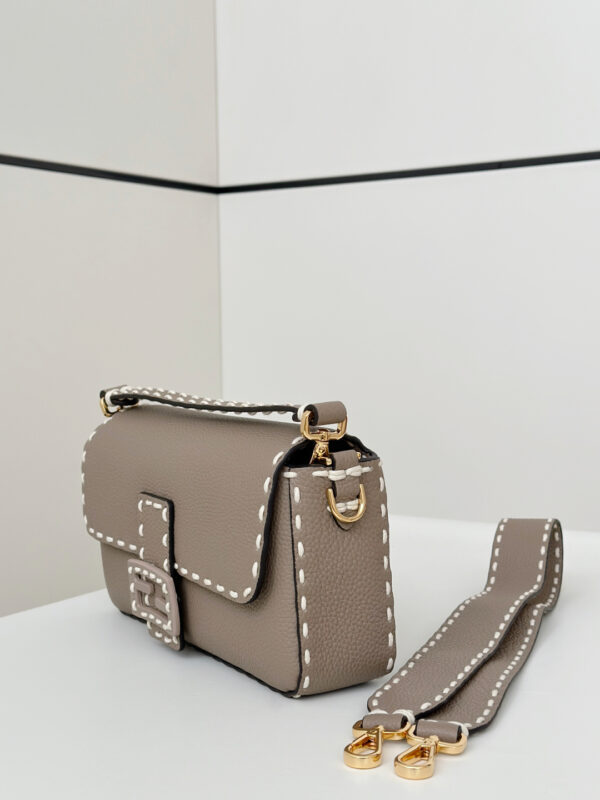 New member of the hand-sewn baguette family💓💓 Hand-sewn imported cowhide top-level all-steel hardware with exclusive craftsmanship comparable to the original version🤙🤙 Feeling super good in the touch, and the inner is also very fitting! ~ size:28x6x13cm Model number: 8393