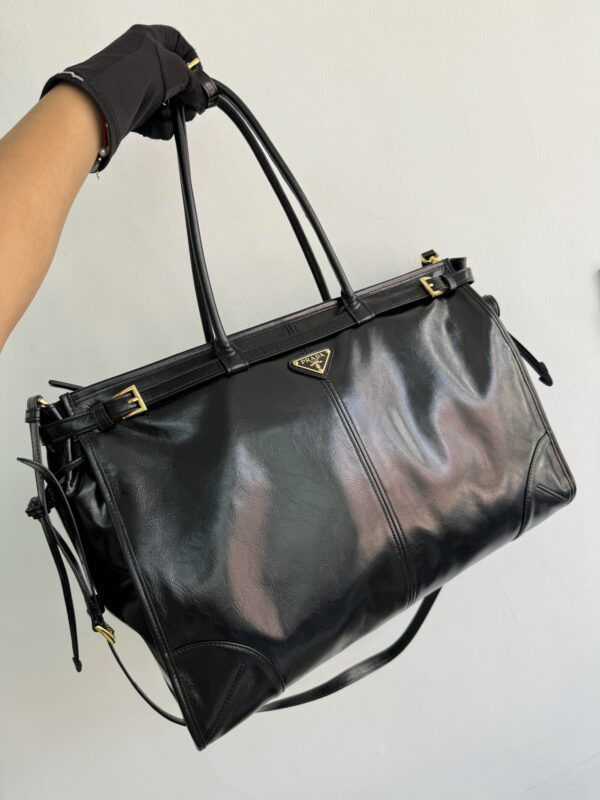 LusSolf Oil Waffle Skin 🎉1BA439 Extra Large Size 🎉🎉 This hand-held crossbody bag uses imported oil Waffle Skin, with a classical touch with the shiny color. It is equipped with a long removable and adjustable shoulder strap, which is convenient for matching in different occasions. The capacity is very large and easy to use. It is definitely a must-have for the current business masters. Take this retro style handbag home! Length 42x height 30x bottom 12cm 🎁