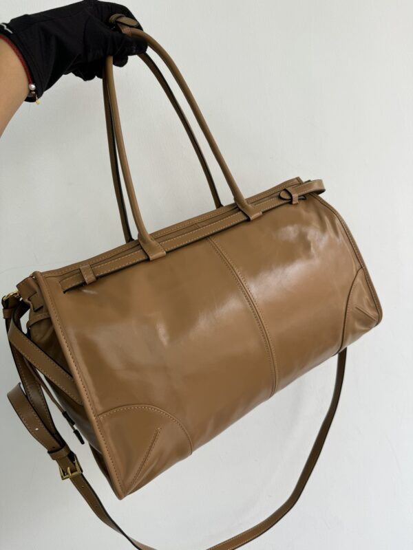 LusSolf Oil Waffle Skin 🎉1BA433 Large Size 🎉🎉 This handheld crossbody bag uses imported oil Waffle Skin, the shiny color exudes a classic atmosphere, and is equipped with a long removable and adjustable shoulder strap, which is convenient for matching in different occasions. The capacity is very large and easy to use. It is definitely a must-have for the current business masters. Take this retro style handbag home! Size: Length 38x height 30x bottom 12cm 🎉🎉🎉🎁