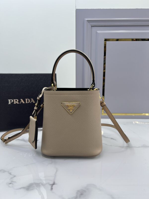 Bucket bucket bag (small) 1BA217 The "elves" that are popular all over the world. Saffiano cross-patterned cowhide gives this P-home bucket bag unique charm - it won't be too soft and not too spiritual, nor too rigid and lack texture. The cute mini-patterned cowhide adds a sense of fashion. The outer cross-patterned cowhide is crisp and stylish. The inner sheepskin is soft and delicate. It can be carried, shoulders and crossbody. Size 18*17*10.5 cm 🎁