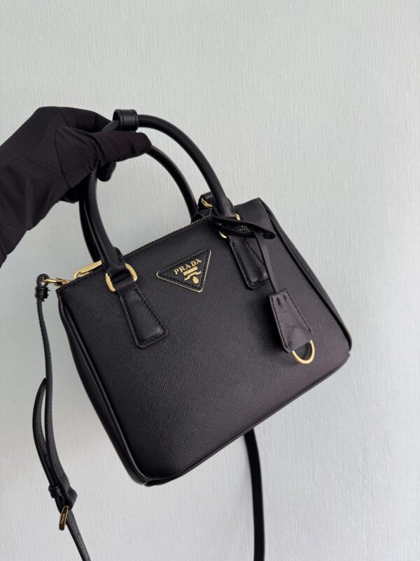 mini killer bag 🎉1BA906, this Galleria handbag is made of iconic Saffiano leather with a removable shoulder strap, top gold hardware👍👍 is a chic interpretation of the classic timeless elegance. For beauties in the era of popular small bags. Worth having it, it is easy to get the young lady to travel often📱💄🚗🔑, with large capacity and space, good-looking and practical🙊🙊A bag type that will be out of date at any time😘😘Hurry up and buy it👏👏Office code 165, size: length 20x height 15x bottom 9.5cm🎁