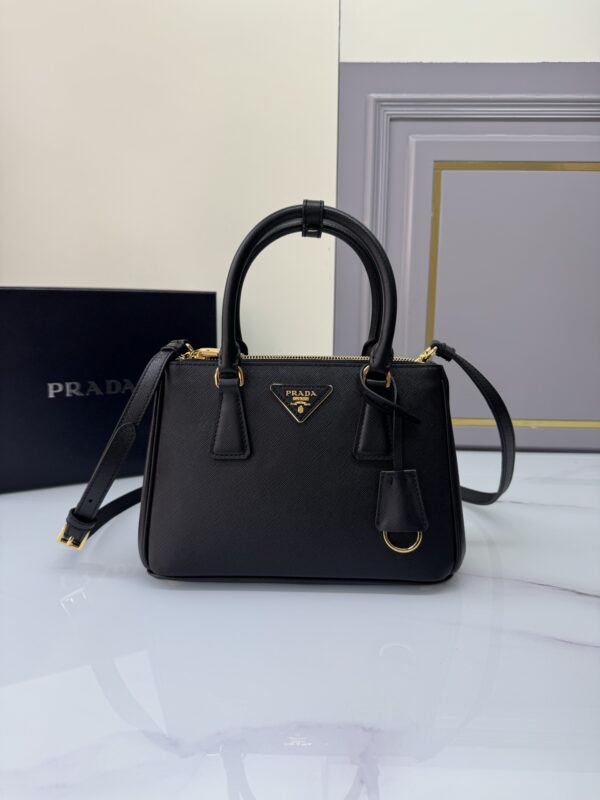 Classic hit 1BA896, small killer bag 24cm, comprehensive upgraded version 🤙🤙 uses imported cross-patterned cowhide. Top brushed hardware🤙🤙Galleria handbag design is classic and timeless, the most iconic killer bag 👏🏻👏🏻, a permanent outdated style, equipped with multiple pockets and a removable shoulder strap, size: 24.5xLength16.5xBottom11cm🎁